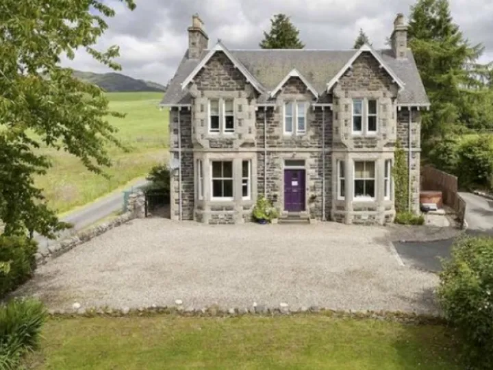House + Retreat Cabin, Hot Tub (Dog Friendly) in Nr Pitlochry