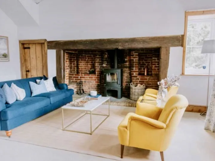 Farmhouse + Tennis Court in Shefford, Bedfordshire